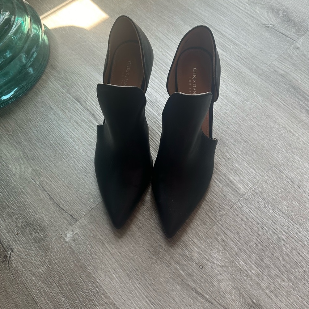 Christian Siriano black leather pump with side open detail